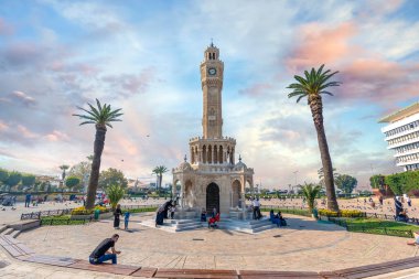 İzmir, Türkiye - 12.11.2019: Eski saat kulesiyle Konak Meydanı (Saat Kulesi) gün batımında. 1901 yılında inşa edildi ve İzmir 'in resmi sembolü olarak kabul edildi.