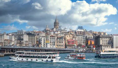 İstanbul, Türkiye - 18.10.2019: Ünlü Galata Kulesi ve Altın Boynuz üzerinde gemi ve tekneleri bulunan Galata ilçesi. Galata Kulesi şehrin en önemli turistik yerlerinden biridir.. 