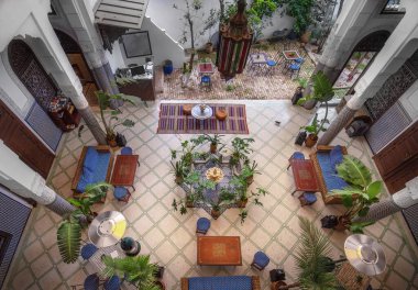 Fes, Fas - 11.02.2020 Fas isyanı. Mozaikten kalma duvarları ve zemini olan iç avlu. Bir kemer yolunun üzerine geleneksel dekoratif ve renkli arabesk duvar oymaları. 