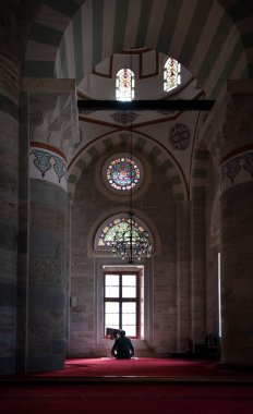 İstanbul, Türkiye - 25 Nisan 2019: Uskudar ilçesindeki Mimar Sinan 'ın Mihrimah Sultan Cami Camii' nde insan namazı