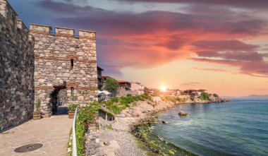 Sozopol 'un Panorama' sı Surise 'de. Bulgaristan 'ın Burgaz Bölgesi Sozopol kentindeki antik tahkimat kalıntıları