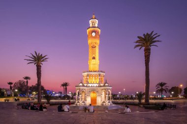 İzmir 'de, eski saat kulesi (Saat Kulesi) olan Konak Meydanı' nda, gün batımından sonra. 1901 yılında inşa edilmiş ve İzmir 'in resmi sembolü olarak kabul edilmiştir.. 