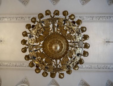 Saint Petersburg, Rusya - 11 Aralık 2019: Hermitage Rus Devlet Müzesi. İnanılmaz bir oda, duvarlar ve tavan barok süslemelerle süslenmiş. Dünyanın en büyüğü.