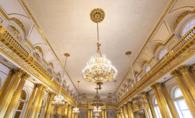 Saint Petersburg, Rusya - 11 Aralık 2019: Hermitage Rus Devlet Müzesi. İnanılmaz bir oda, duvarlar ve tavan barok süslemelerle süslenmiş. Dünyanın en büyüğü.