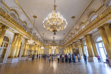 Saint Petersburg, Rusya - 11 Aralık 2019: Hermitage Rus Devlet Müzesi. İnanılmaz bir oda, duvarlar ve tavan barok süslemelerle süslenmiş. Dünyanın en büyüğü.