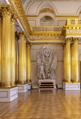 Saint Petersburg, Rusya - 11 Aralık 2019: Hermitage Rus Devlet Müzesi. İnanılmaz bir oda, duvarlar ve tavan barok süslemelerle süslenmiş. Dünyanın en büyüğü.