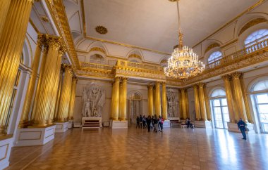Saint Petersburg, Rusya - 11 Aralık 2019: Hermitage Rus Devlet Müzesi. İnanılmaz bir oda, duvarlar ve tavan barok süslemelerle süslenmiş. Dünyanın en büyüğü.
