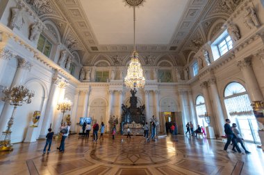 Saint Petersburg, Rusya - 11 Aralık 2019: Hermitage Rus Devlet Müzesi. İnanılmaz bir oda, duvarlar ve tavan barok süslemelerle süslenmiş. Dünyanın en büyüğü.