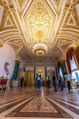 Saint Petersburg, Rusya - 11 Aralık 2019: Hermitage Rus Devlet Müzesi. İnanılmaz bir oda, duvarlar ve tavan barok süslemelerle süslenmiş. Dünyanın en büyüğü.