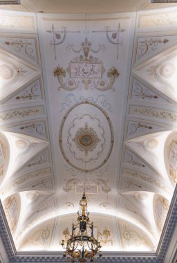 Saint Petersburg, Rusya - 11 Aralık 2019: Hermitage Rus Devlet Müzesi. İnanılmaz bir oda, duvarlar ve tavan barok süslemelerle süslenmiş. Dünyanın en büyüğü.