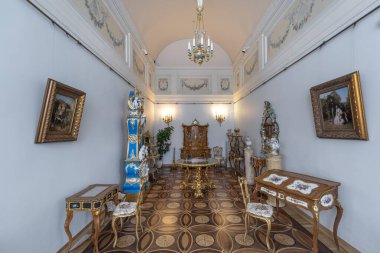 Saint Petersburg, Rusya - 11 Aralık 2019: Hermitage Rus Devlet Müzesi. İnanılmaz bir oda, duvarlar ve tavan barok süslemelerle süslenmiş. Dünyanın en büyüğü.