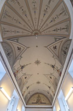 Saint Petersburg, Rusya - 11 Aralık 2019: Hermitage Rus Devlet Müzesi. İnanılmaz bir oda, duvarlar ve tavan barok süslemelerle süslenmiş. Dünyanın en büyüğü.