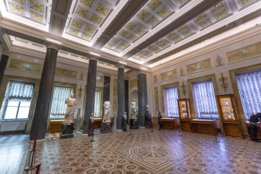 Saint Petersburg, Rusya - 11 Aralık 2019: Hermitage Rus Devlet Müzesi. Antik heykel ve tarihi eserler. Dünyanın en büyüğü.