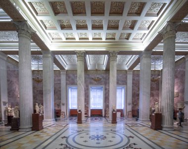 Saint Petersburg, Rusya - 11 Aralık 2019: Hermitage Rus Devlet Müzesi. Antik heykel ve tarihi eserler. Dünyanın en büyüğü.