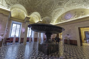 Saint Petersburg, Rusya - 11 Aralık 2019: Hermitage Rus Devlet Müzesi. Antik heykel ve tarihi eserler. Dünyanın en büyüğü.