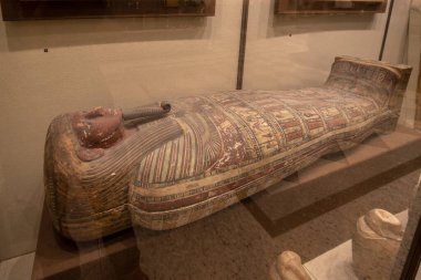 Saint Petersburg, Rusya - 11 Aralık 2019: Hermitage Rus Devlet Müzesi. Antik Mısır heykeli, lahit ve tarihi eserler. Dünyanın en büyüğü.