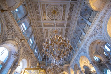 Saint Petersburg, Rusya - 11 Aralık 2019: Hermitage Rus Devlet Müzesi. İnanılmaz bir oda, duvarlar ve tavan barok süslemelerle süslenmiş. Dünyanın en büyüğü.