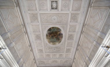 Saint Petersburg, Rusya - 11 Aralık 2019: Hermitage Rus Devlet Müzesi. İnanılmaz bir oda, duvarlar ve tavan barok süslemelerle süslenmiş. Dünyanın en büyüğü.