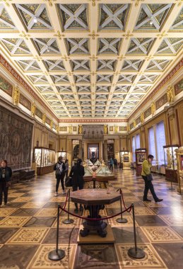 Saint Petersburg, Rusya - 11 Aralık 2019: Hermitage Rus Devlet Müzesi. İnanılmaz bir oda, duvarlar ve tavan barok süslemelerle süslenmiş. Dünyanın en büyüğü.