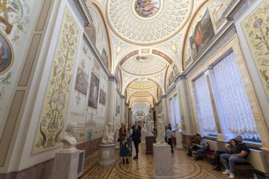 Saint Petersburg, Rusya - 11 Aralık 2019: Hermitage Rus Devlet Müzesi. İnanılmaz bir oda, duvarlar ve tavan barok süslemelerle süslenmiş. Dünyanın en büyüğü.