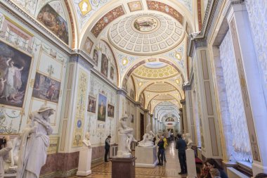 Saint Petersburg, Rusya - 11 Aralık 2019: Hermitage Rus Devlet Müzesi. İnanılmaz bir oda, duvarlar ve tavan barok süslemelerle süslenmiş. Dünyanın en büyüğü.