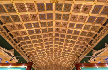 Saint Petersburg, Rusya - 11 Aralık 2019: Hermitage Rus Devlet Müzesi. İnanılmaz bir oda, duvarlar ve tavan barok süslemelerle süslenmiş. Dünyanın en büyüğü.