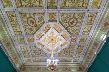 Saint Petersburg, Rusya - 11 Aralık 2019: Hermitage Rus Devlet Müzesi. İnanılmaz bir oda, duvarlar ve tavan barok süslemelerle süslenmiş. Dünyanın en büyüğü.