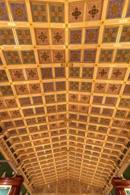 Saint Petersburg, Rusya - 11 Aralık 2019: Hermitage Rus Devlet Müzesi. İnanılmaz bir oda, duvarlar ve tavan barok süslemelerle süslenmiş. Dünyanın en büyüğü.