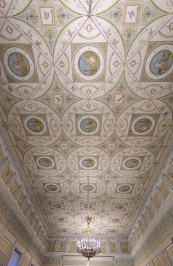 Saint Petersburg, Rusya - 11 Aralık 2019: Hermitage Rus Devlet Müzesi. İnanılmaz bir oda, duvarlar ve tavan barok süslemelerle süslenmiş. Dünyanın en büyüğü.
