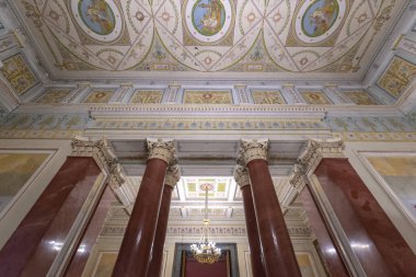 Saint Petersburg, Rusya - 11 Aralık 2019: Hermitage Rus Devlet Müzesi. İnanılmaz bir oda, duvarlar ve tavan barok süslemelerle süslenmiş. Dünyanın en büyüğü.