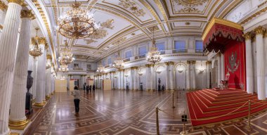 Saint Petersburg, Rusya - 11 Aralık 2019: Hermitage Rus Devlet Müzesi. İnanılmaz bir oda, duvarlar ve tavan barok süslemelerle süslenmiş. Dünyanın en büyüğü.