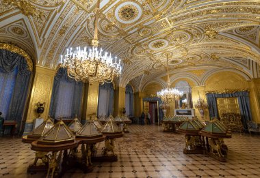 Saint Petersburg, Rusya - 11 Aralık 2019: Hermitage Rus Devlet Müzesi. İnanılmaz bir oda, duvarlar ve tavan barok süslemelerle süslenmiş. Dünyanın en büyüğü.