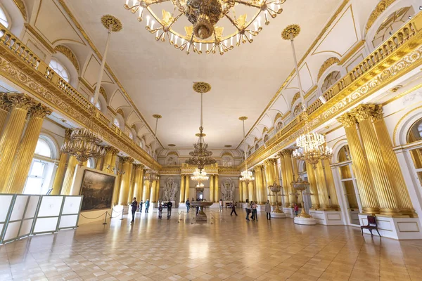 Saint Petersburg, Rusya - 11 Aralık 2019: Hermitage Rus Devlet Müzesi. İnanılmaz bir oda, duvarlar ve tavan barok süslemelerle süslenmiş. Dünyanın en büyüğü.