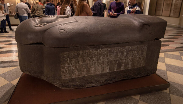 Санкт-Петербург, Россия - 11 декабря 2019 года: Государственный Эрмитаж. Древняя египетская статуя, саркофаг и исторические реликвии. Крупнейший в мире