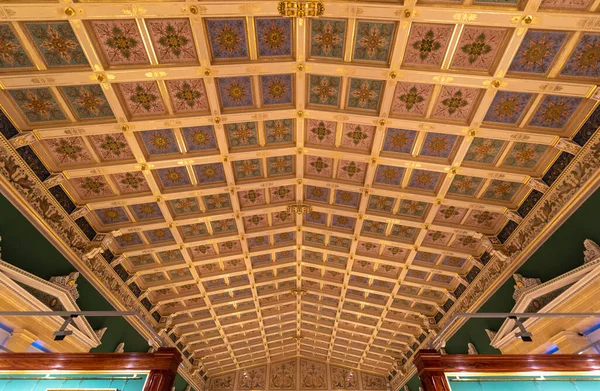 Saint Petersburg, Rusya - 11 Aralık 2019: Hermitage Rus Devlet Müzesi. İnanılmaz bir oda, duvarlar ve tavan barok süslemelerle süslenmiş. Dünyanın en büyüğü.