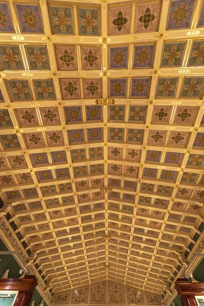 Saint Petersburg, Rusya - 11 Aralık 2019: Hermitage Rus Devlet Müzesi. İnanılmaz bir oda, duvarlar ve tavan barok süslemelerle süslenmiş. Dünyanın en büyüğü.