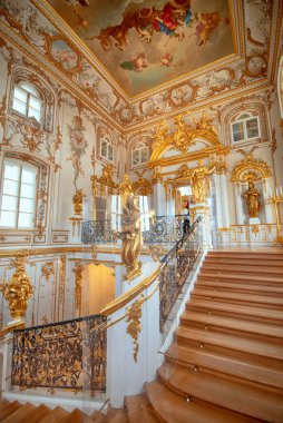 Peterhof Sarayı. Büyük Peter 'ın emriyle, Rusya, Saint Petersburg' da. İnanılmaz merdiven, duvarlar ve tavan barok altın süslemelerle süslenmiş. Peterhof - 14.11.2019