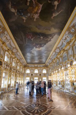 Peterhof Sarayı. Büyük Peter 'ın emriyle, Rusya, Saint Petersburg' da. İnanılmaz merdiven, duvarlar ve tavan barok altın süslemelerle süslenmiş. Peterhof - 14.11.2019