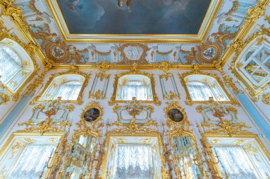 Peterhof Sarayı. Büyük Peter 'ın emriyle, Rusya, Saint Petersburg' da. İnanılmaz merdiven, duvarlar ve tavan barok altın süslemelerle süslenmiş. Peterhof - 14.11.2019