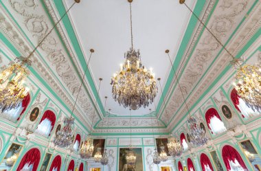 Peterhof Sarayı. Büyük Peter 'ın emriyle, Rusya, Saint Petersburg' da. İnanılmaz merdiven, duvarlar ve tavan barok altın süslemelerle süslenmiş. Peterhof - 14.11.2019