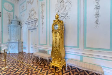 Peterhof Sarayı. Büyük Peter 'ın emriyle, Rusya, Saint Petersburg' da. İnanılmaz merdiven, duvarlar ve tavan barok altın süslemelerle süslenmiş. Peterhof - 14.11.2019