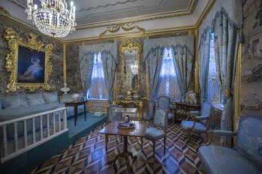 Peterhof Sarayı. Büyük Peter 'ın emriyle, Rusya, Saint Petersburg' da. İnanılmaz merdiven, duvarlar ve tavan barok altın süslemelerle süslenmiş. Peterhof - 14.11.2019