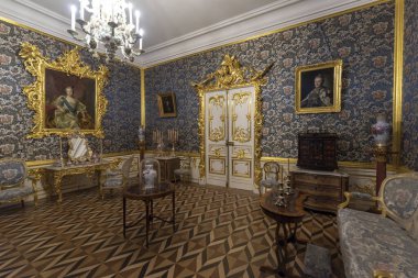 Peterhof Sarayı. Büyük Peter 'ın emriyle, Rusya, Saint Petersburg' da. İnanılmaz merdiven, duvarlar ve tavan barok altın süslemelerle süslenmiş. Peterhof - 14.11.2019
