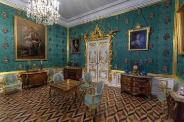 Peterhof Sarayı. Büyük Peter 'ın emriyle, Rusya, Saint Petersburg' da. İnanılmaz merdiven, duvarlar ve tavan barok altın süslemelerle süslenmiş. Peterhof - 14.11.2019