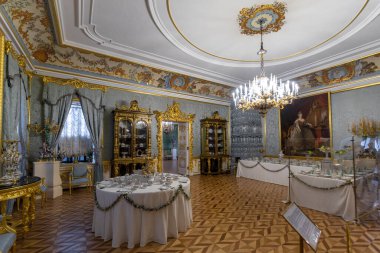 Peterhof Sarayı. Büyük Peter 'ın emriyle, Rusya, Saint Petersburg' da. İnanılmaz merdiven, duvarlar ve tavan barok altın süslemelerle süslenmiş. Peterhof - 14.11.2019