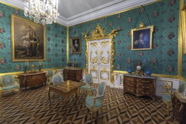 Peterhof Sarayı. Büyük Peter 'ın emriyle, Rusya, Saint Petersburg' da. İnanılmaz merdiven, duvarlar ve tavan barok altın süslemelerle süslenmiş. Peterhof - 14.11.2019