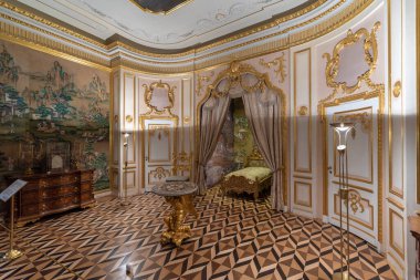 Peterhof Sarayı. Büyük Peter 'ın emriyle, Rusya, Saint Petersburg' da. İnanılmaz merdiven, duvarlar ve tavan barok altın süslemelerle süslenmiş. Peterhof - 14.11.2019
