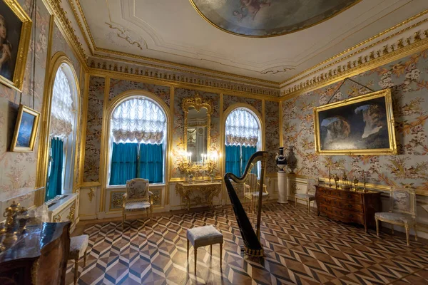 내부는 러시아 상트페테르부르크에 있으며 피에트로 대제의 명령으로 바로크의 장식품으로 놀라운 — 스톡 사진