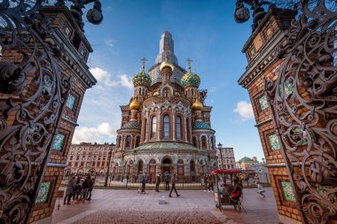 Saint Petersburg, Rusya - 06 Ocak 2020: Kurtarıcı Kilisesi Katedralin Dirilişi (İsa 'nın Katedrali) ve Griboedov Kanalı dondurucu kar sabahında,