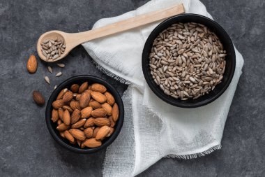 badem ve ayçiçeği tohumu siyah beyaz bazı sahne kase